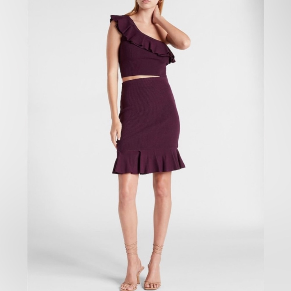 NWT EXPRESS Set Body Contour Ruffle One Shoulder
Cropped Sweater Tank and skirt